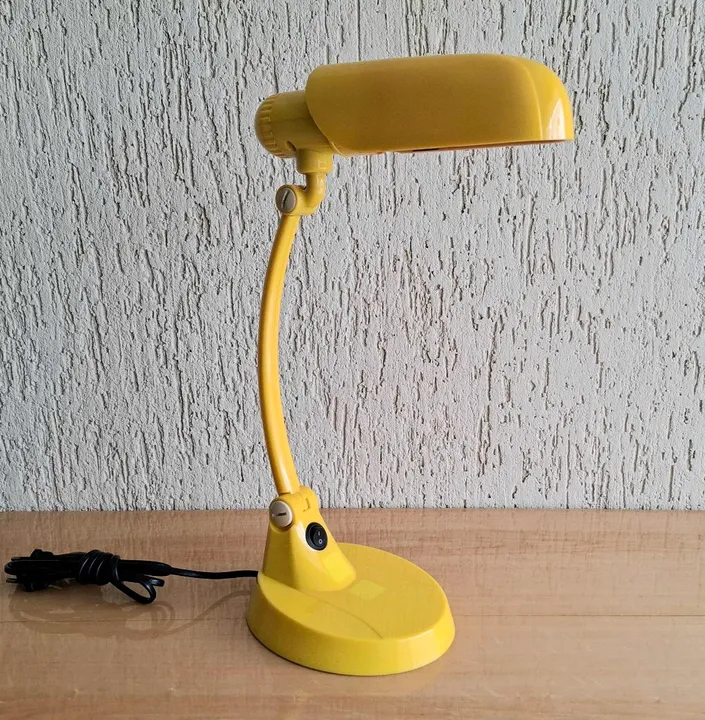 Luminária de Mesa articulada Tok Stok anos 80 funcionando.