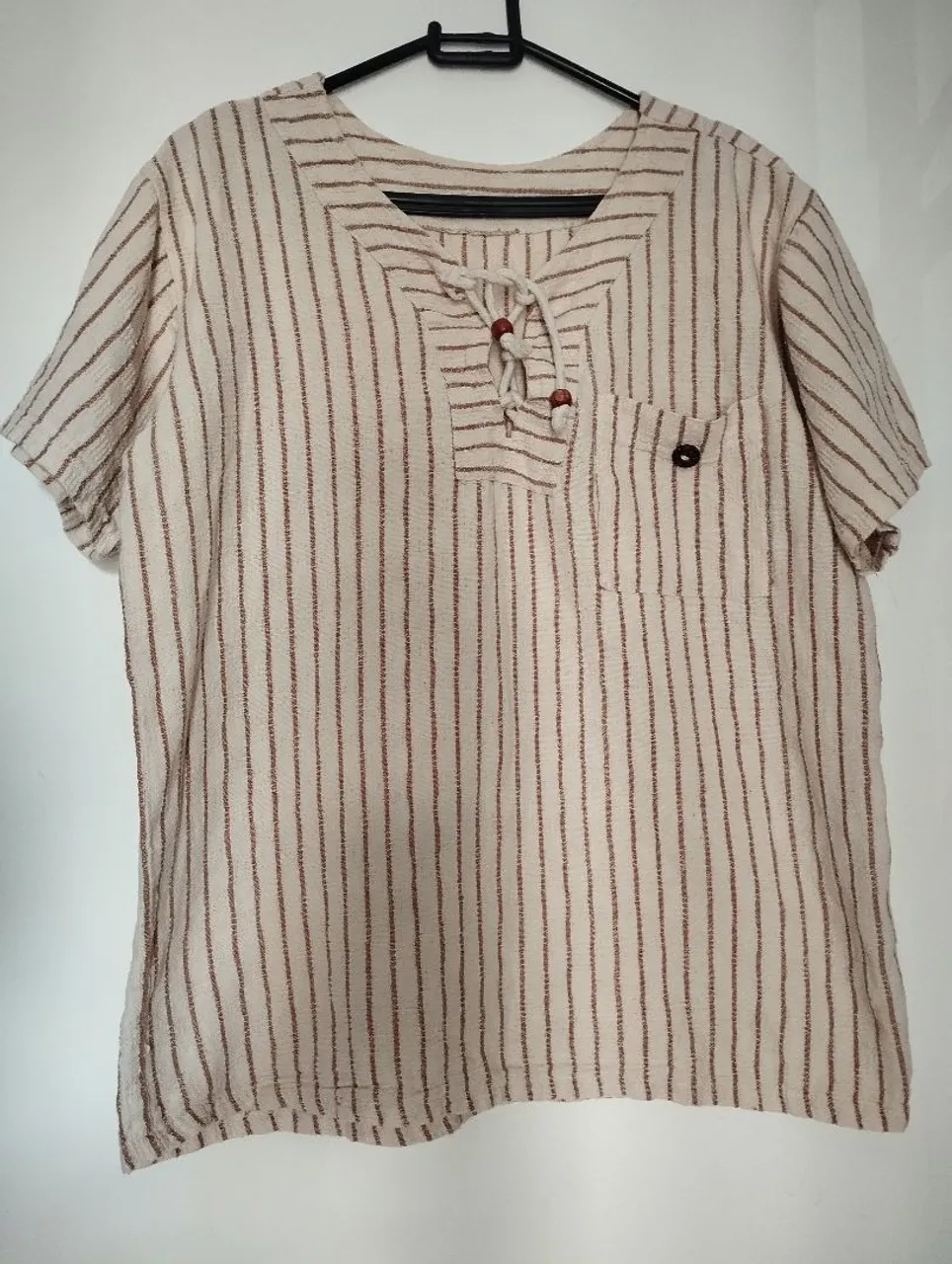 Camisa listrada bege com detalhes