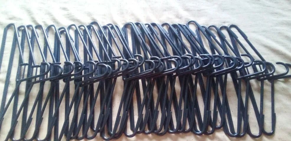 Cabide de plástico preto. - Foto 2