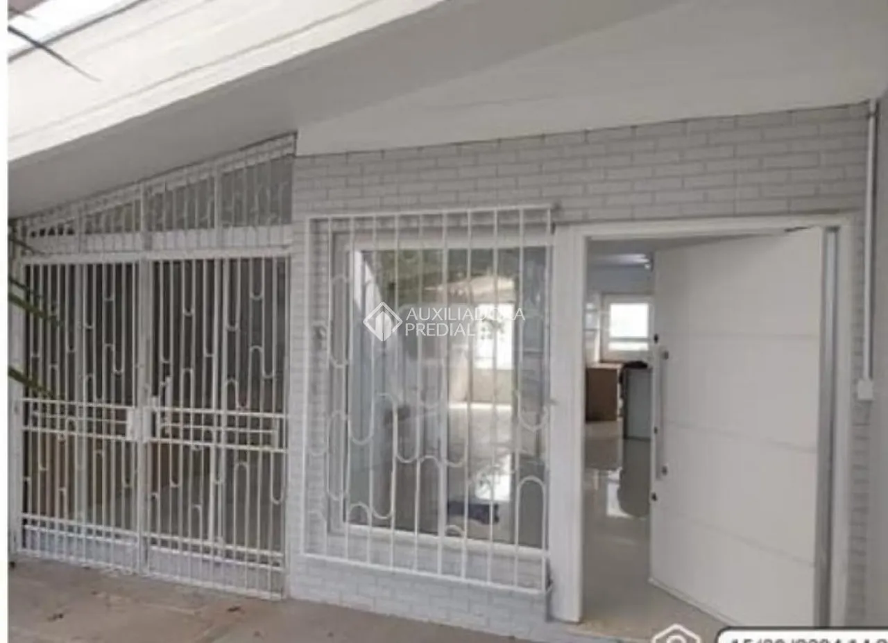 CASA FRENTE PRAÇA