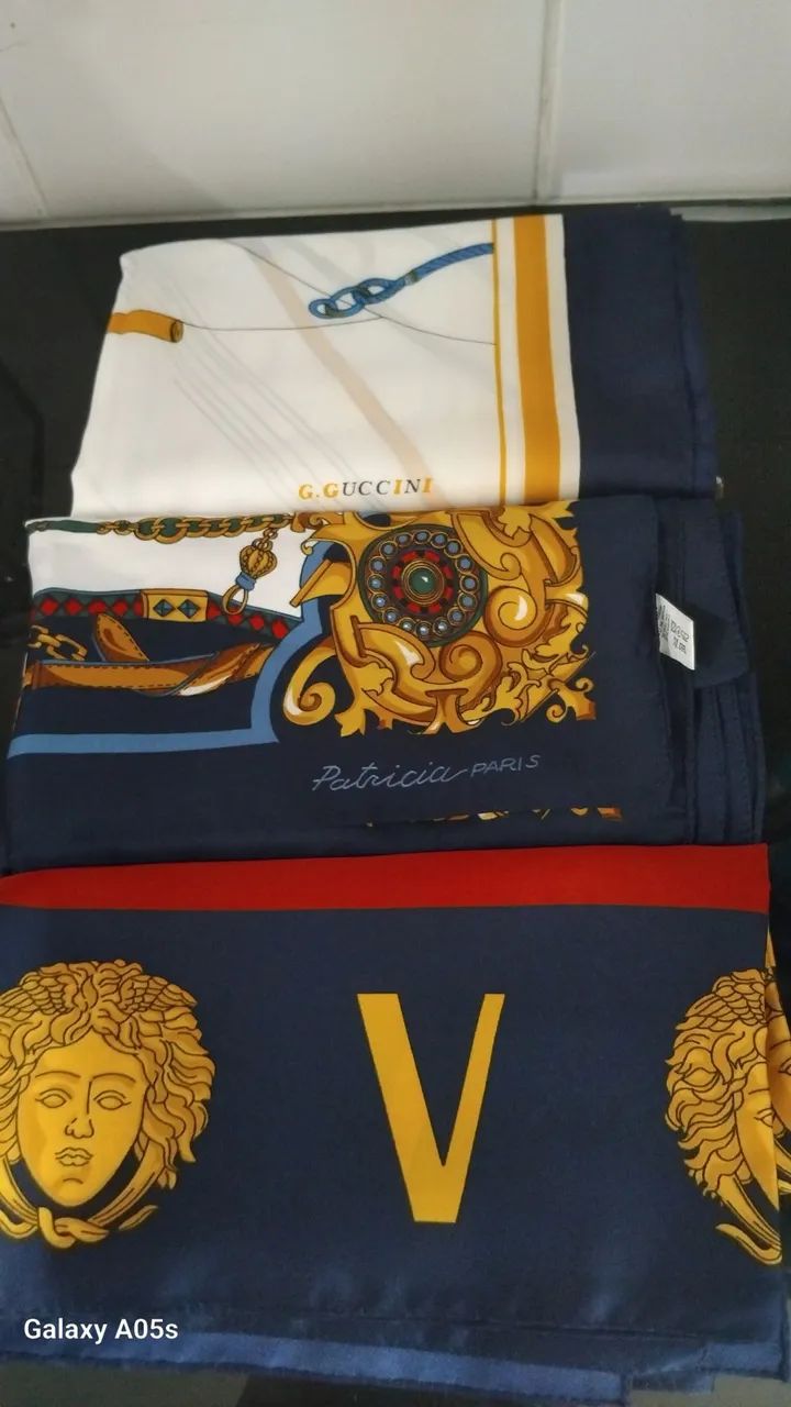 Trio de Lenços em seda Italiana: Gucci , Patricia Paris e Valentino.