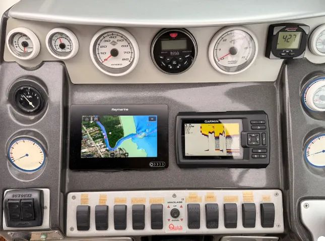 Focker 310GT 2011 - Alongada 33 Pés - Mercruiser V8 8.2 430HP - 400h + BOTE APOIO C MOTOR - Foto 8