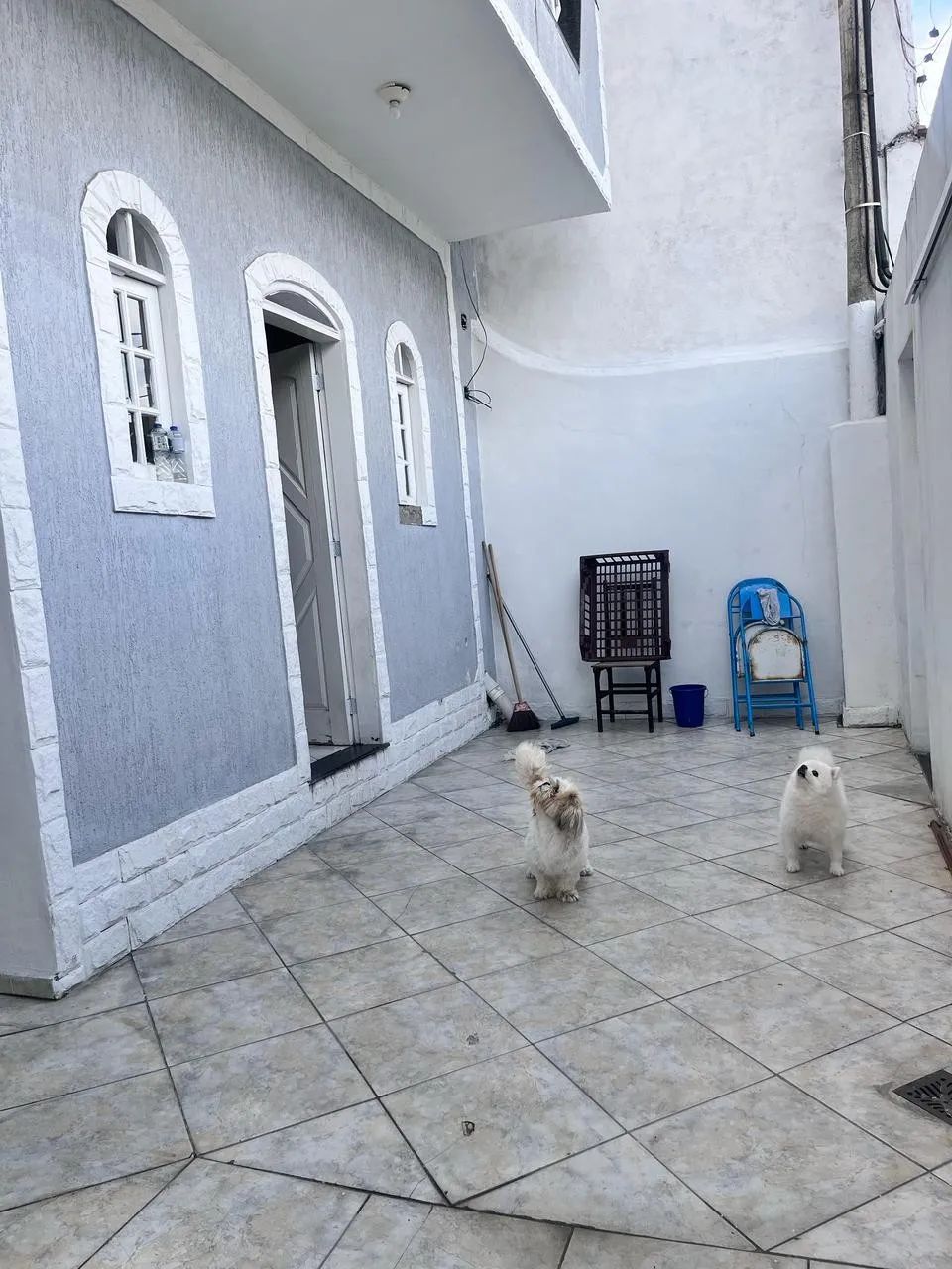 Casa Duplex Espaçosa e Funcional Primeiro Pavimento: Vaga de garagem privativa Sala com la