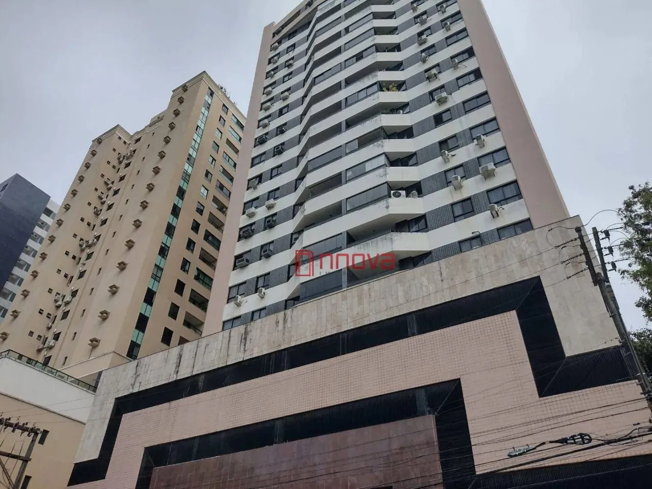 Apartamento Quatro Quartos para Venda e Locação na Pituba