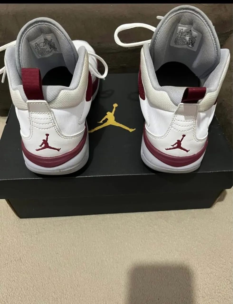 Tênis Jordan Branco com Detalhes Bordô - Foto 2