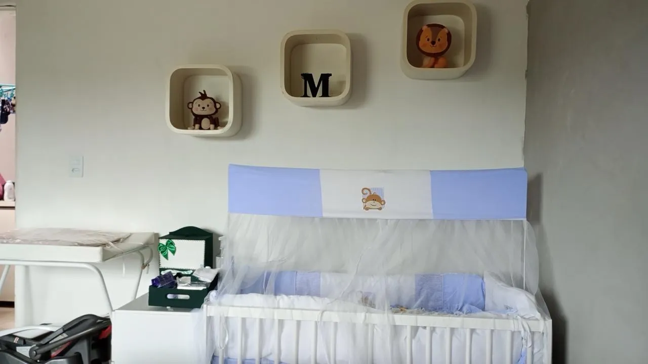 Berço Infantil com detalhes e mosquiteiro