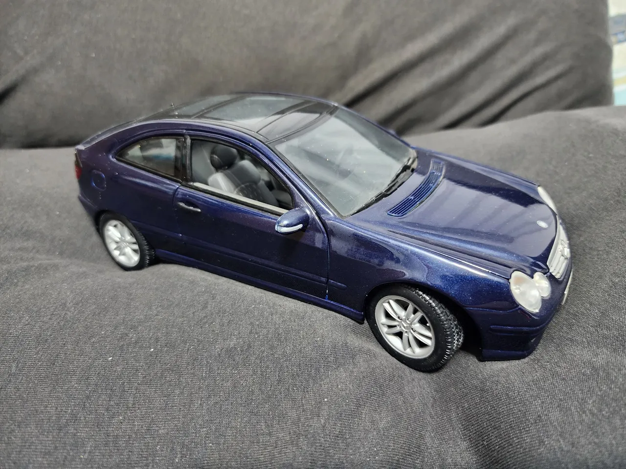 Miniatura Mercedes GL-KLASSE 1.43 Branco. - Hobbies e coleções