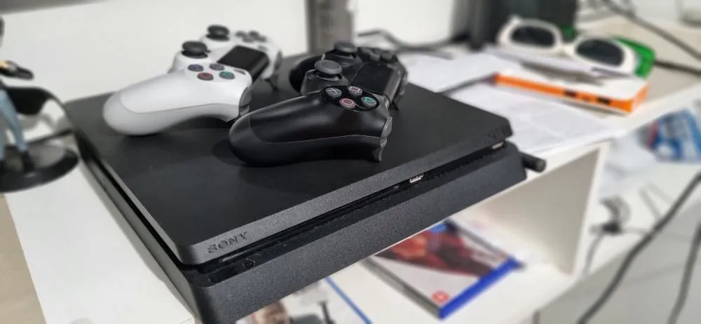 Console PlayStation 4 com 2 Controles 1tb
