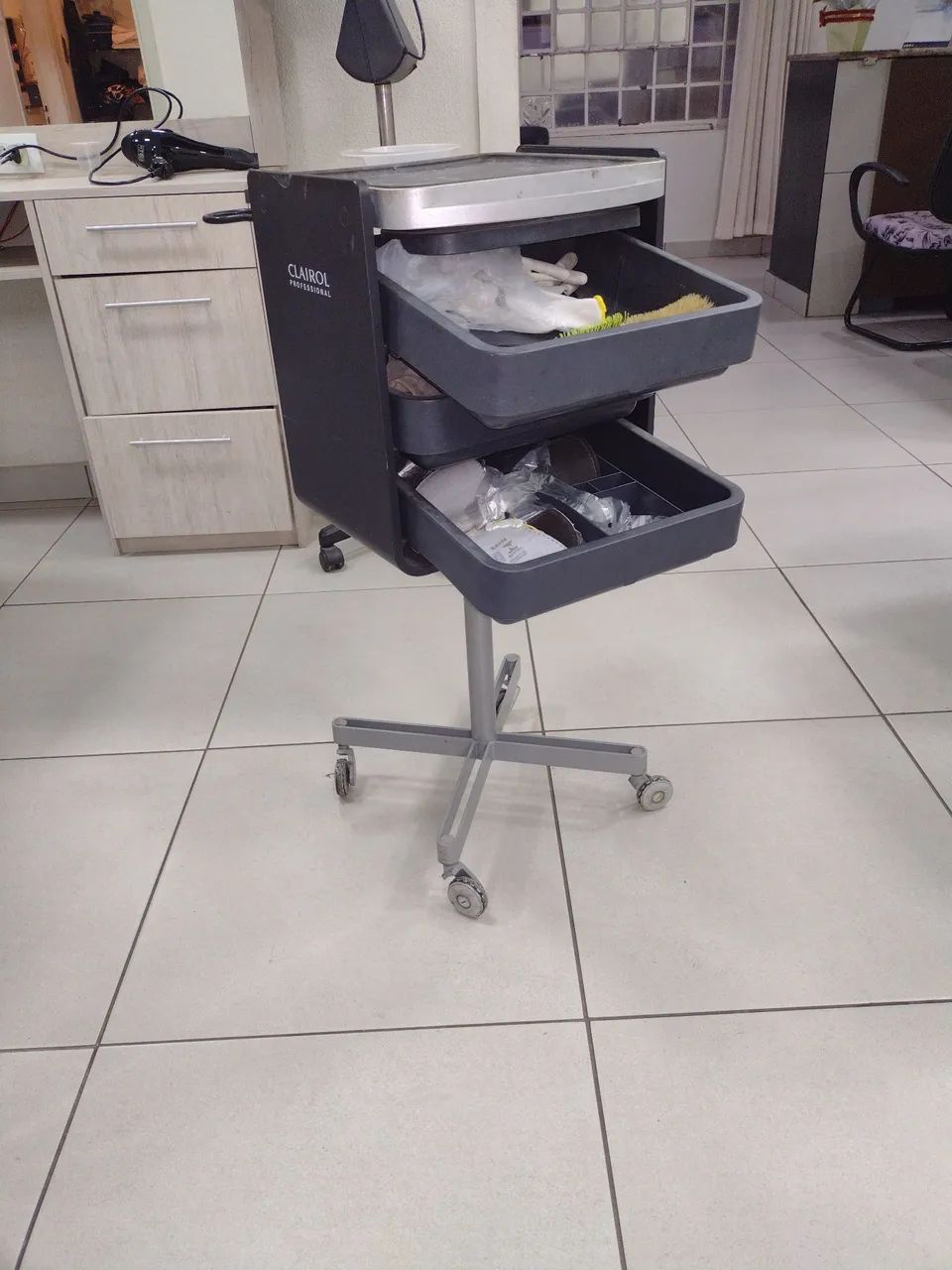 Carrinho Auxiliar Cabeleireiro Clairol Profissional - Foto 6