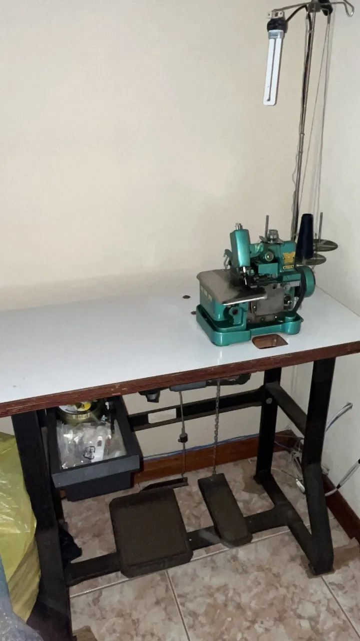 Máquina Overloque Butterfly GNI-6 com mesa Em ótimo estado 