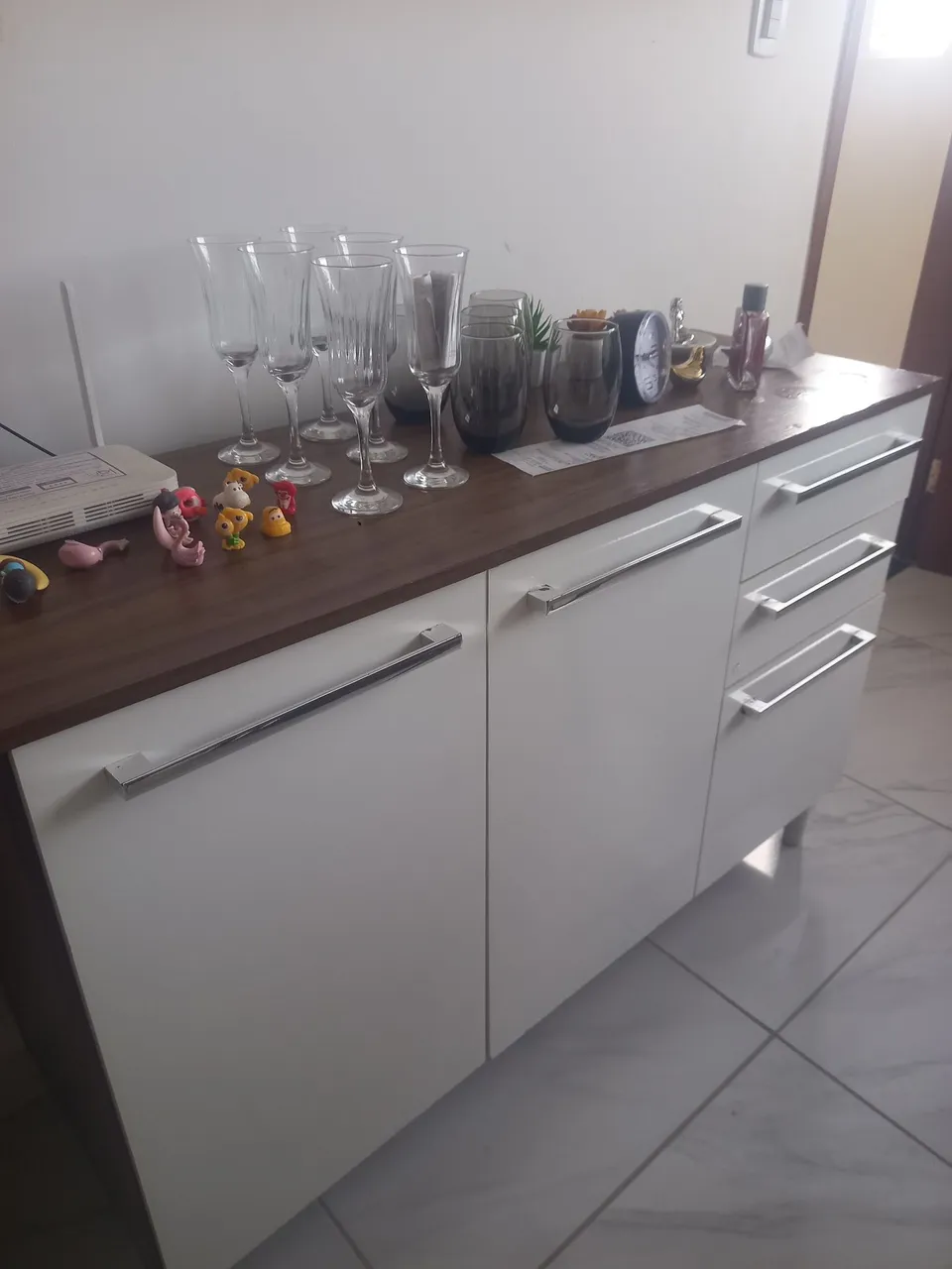 Aparador moderno com gavetas e tampo amadeirado