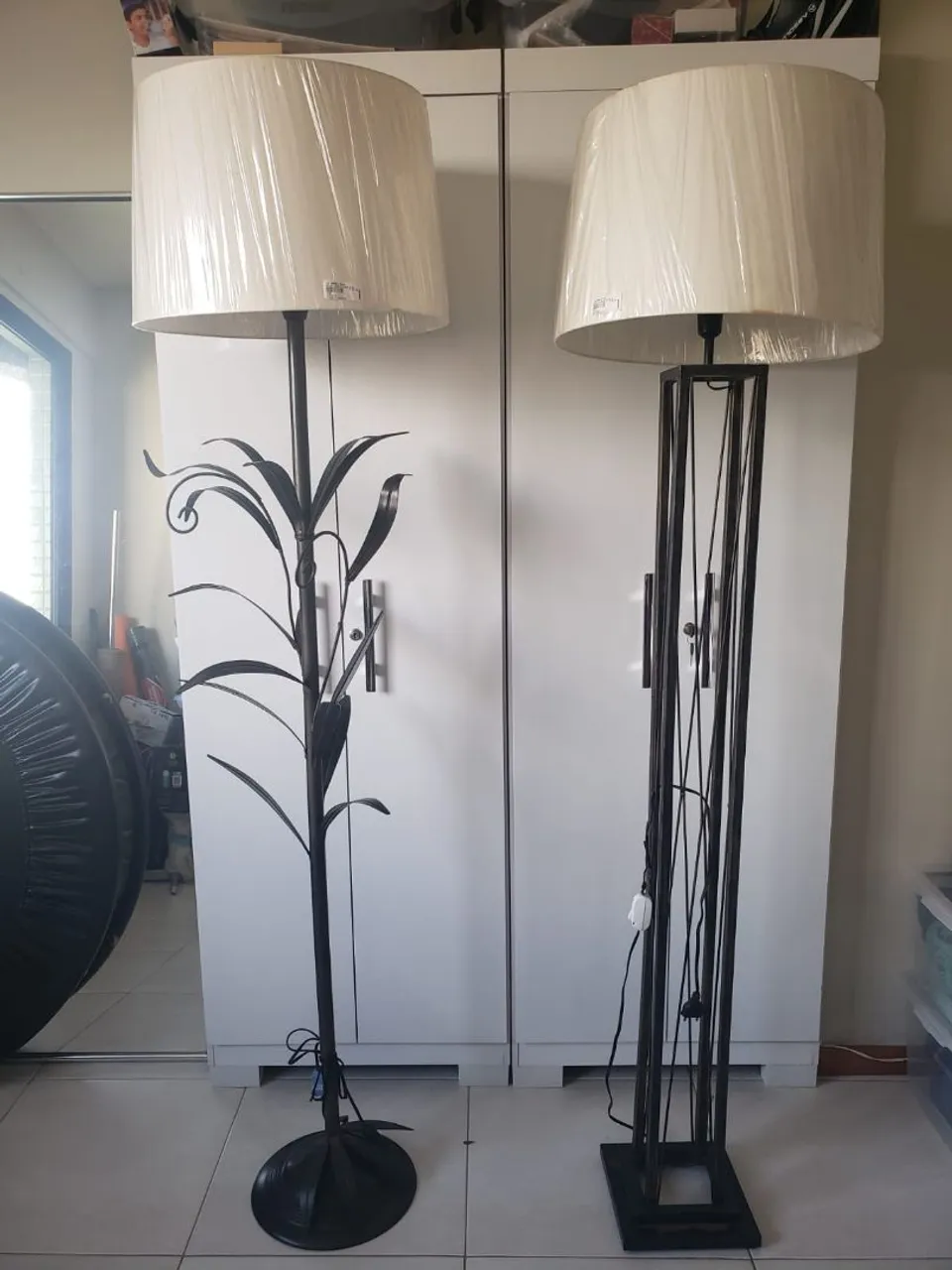 Duas Elegantes Luminárias de Chão