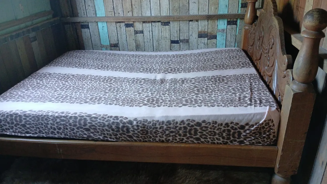 Cama de madeira com design rústico