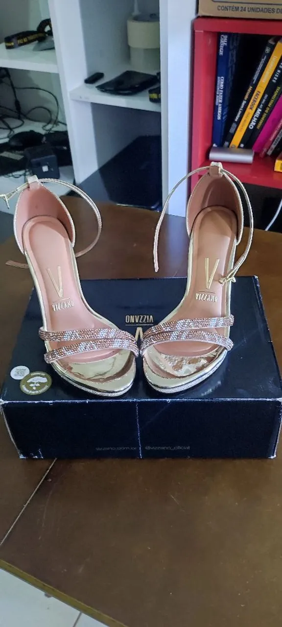 Sandália Vizzano Dourada com Strass - Elegância e Conforto!