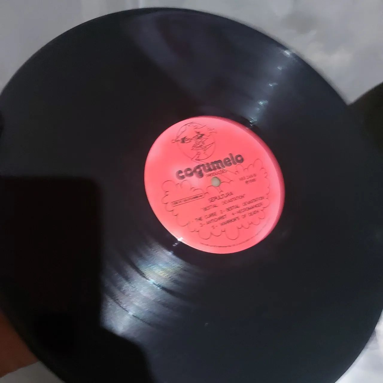 LP Sepultura Bestial, selo vermelho split c/ Overdose - Foto 2