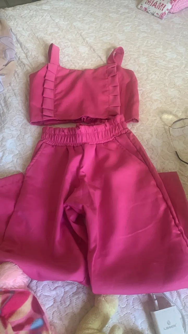 Conjunto cropped e calça rosa
