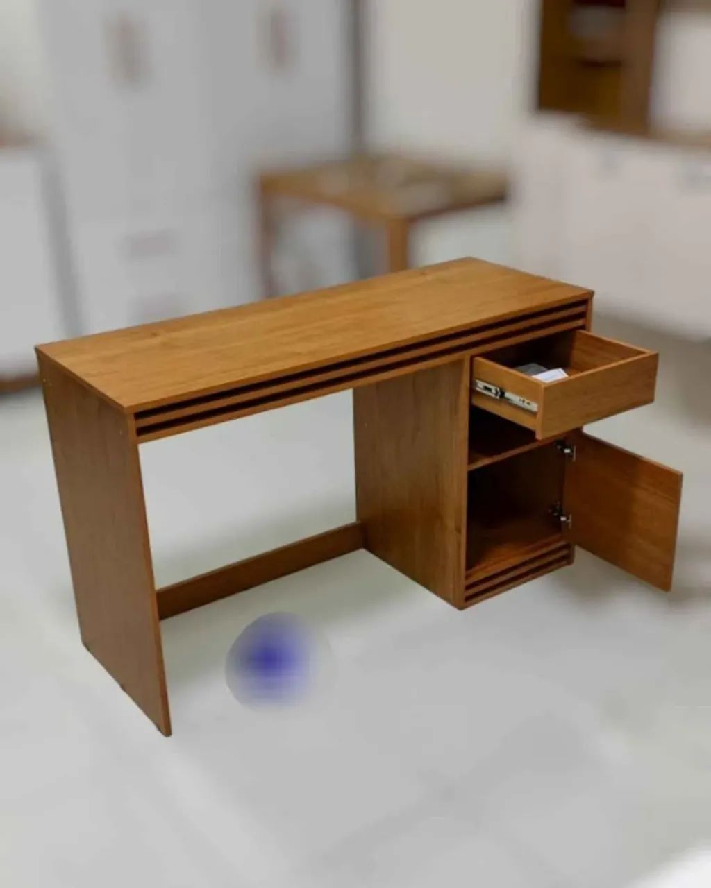 Mesa de escritório com gaveta e prateleira. Ideal para quem busca praticidade e elegância  - Foto 3