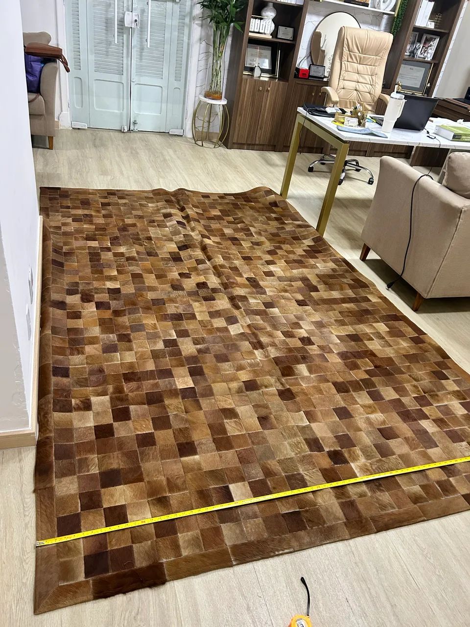 TAPETE COURO 2,00 X 3,00 COURO LEGÍTIMO MARROM BEGE E DOURADO