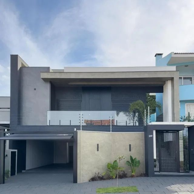 Casa com piscina, elevador e 4 suítes