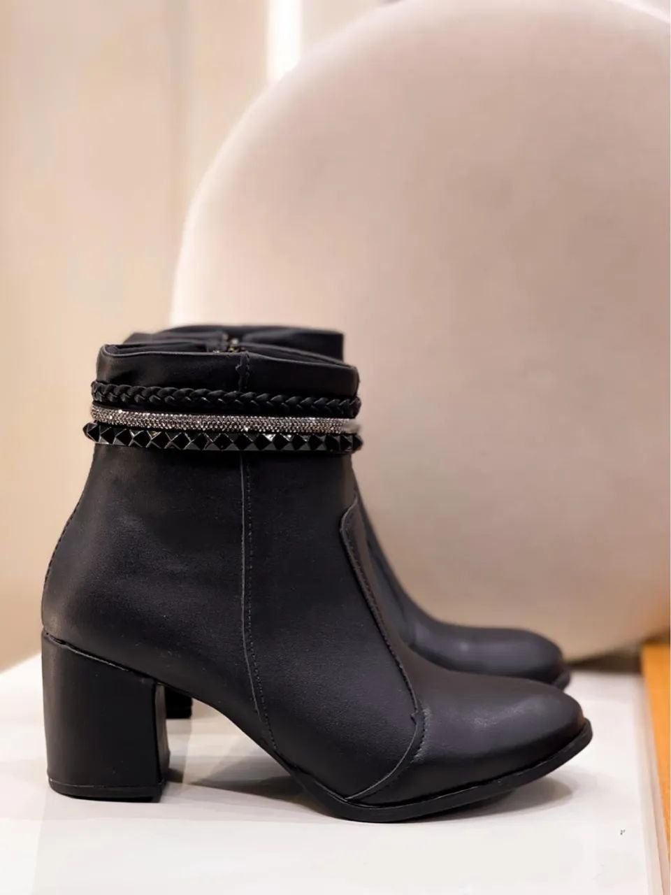 Bota Feminina Preta com Detalhes