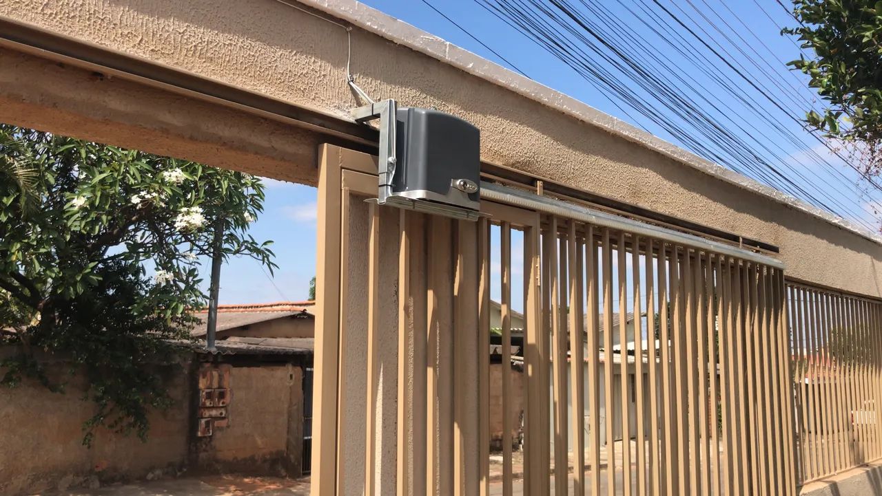 Motor elétrico para portão instalado