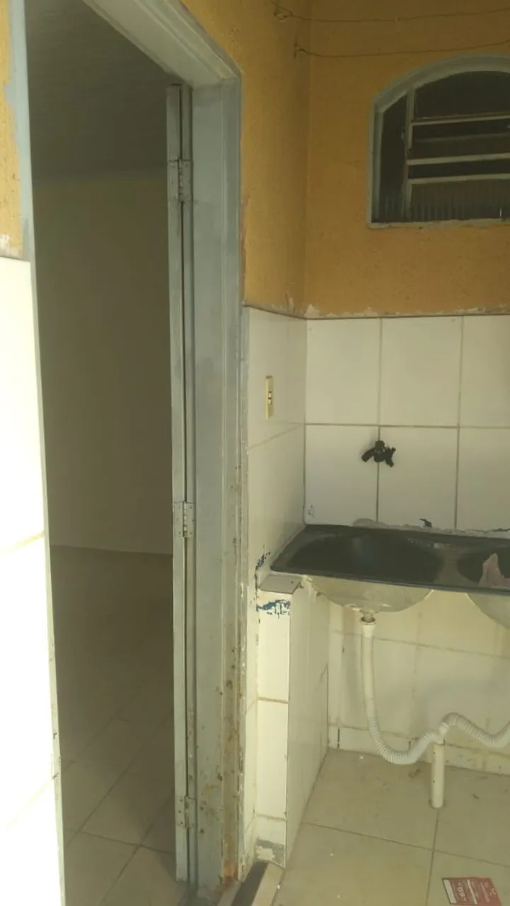 Quarto com banheiro para solteiro (a)