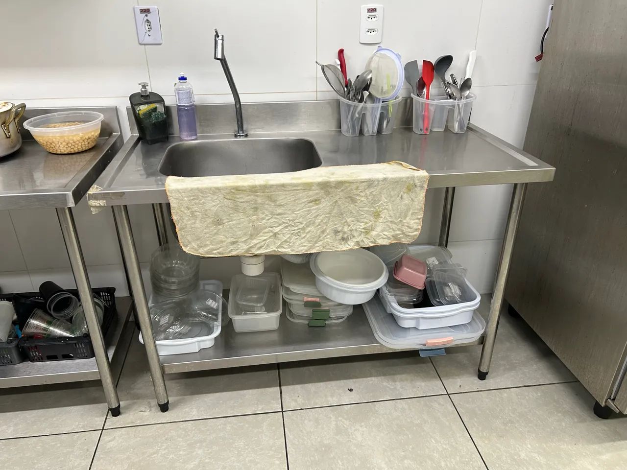 Mesa beira d'água de parede com prateleira, construído em aço inox