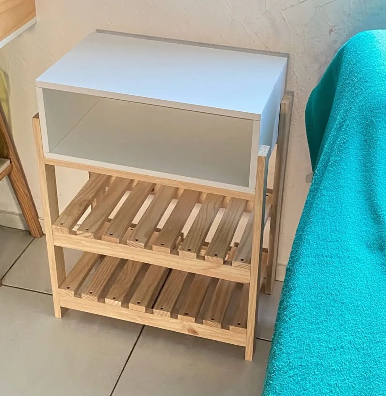 Mesinha de cabeceira feita com pinos e mdf  - Foto 2