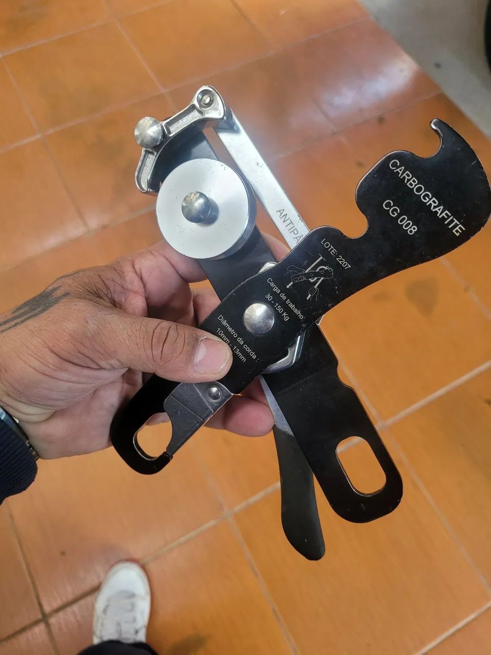 Freio de queda CARBOGRAFITE CG 008 . E 1 braçadeira de corda de escalada direita  - Foto 2