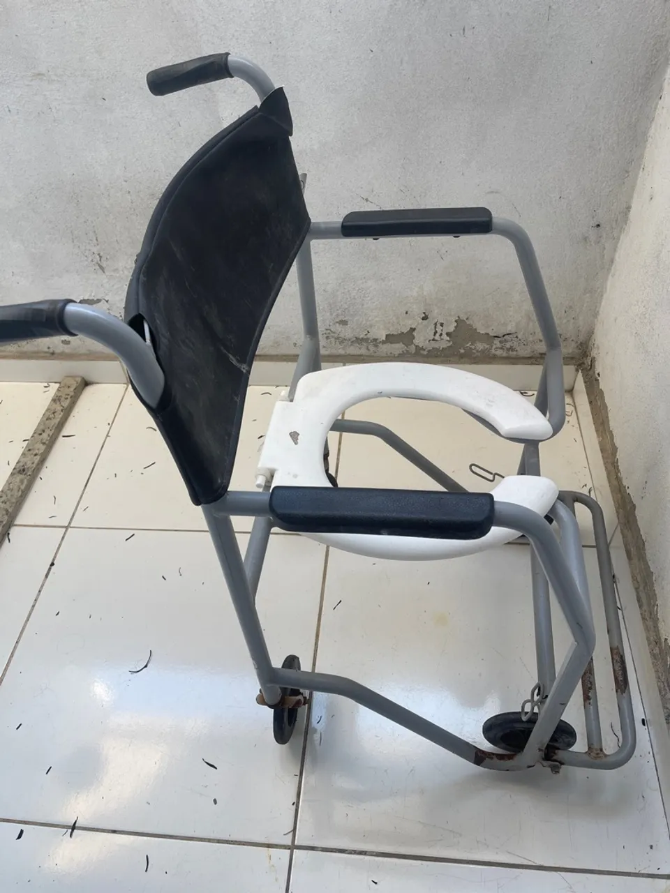 Cadeira com assento sanitário para banho
