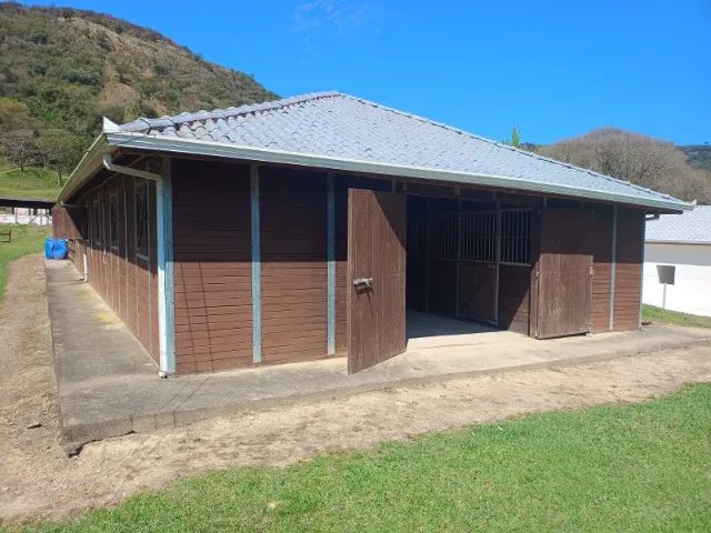 Estrebaria com 12 Cocheiras