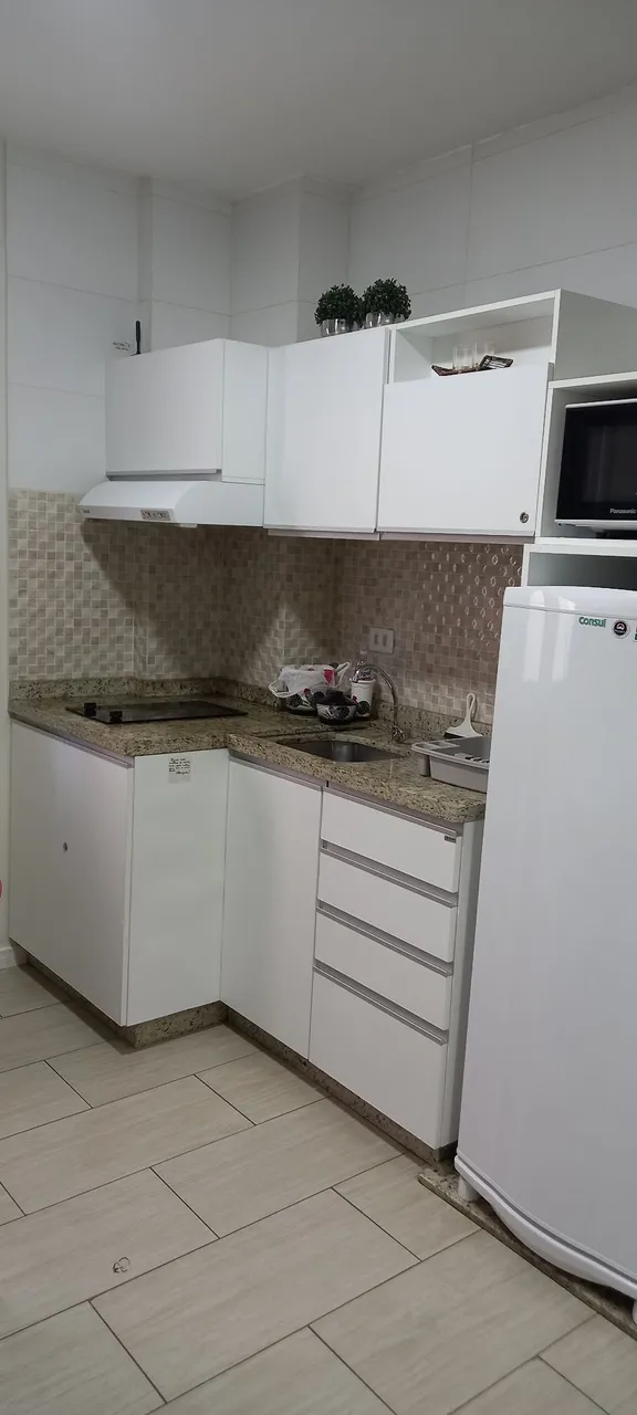 Kitinete central em Balneário Camboriú com garagem privativa.