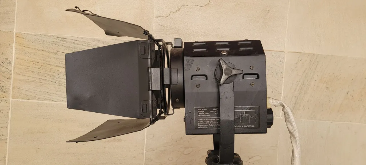 Fresnel Dexel 650 - Brinde um tripé