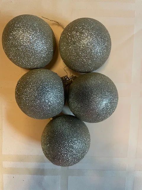 5 Bolas de Natal, R$2,00 cada