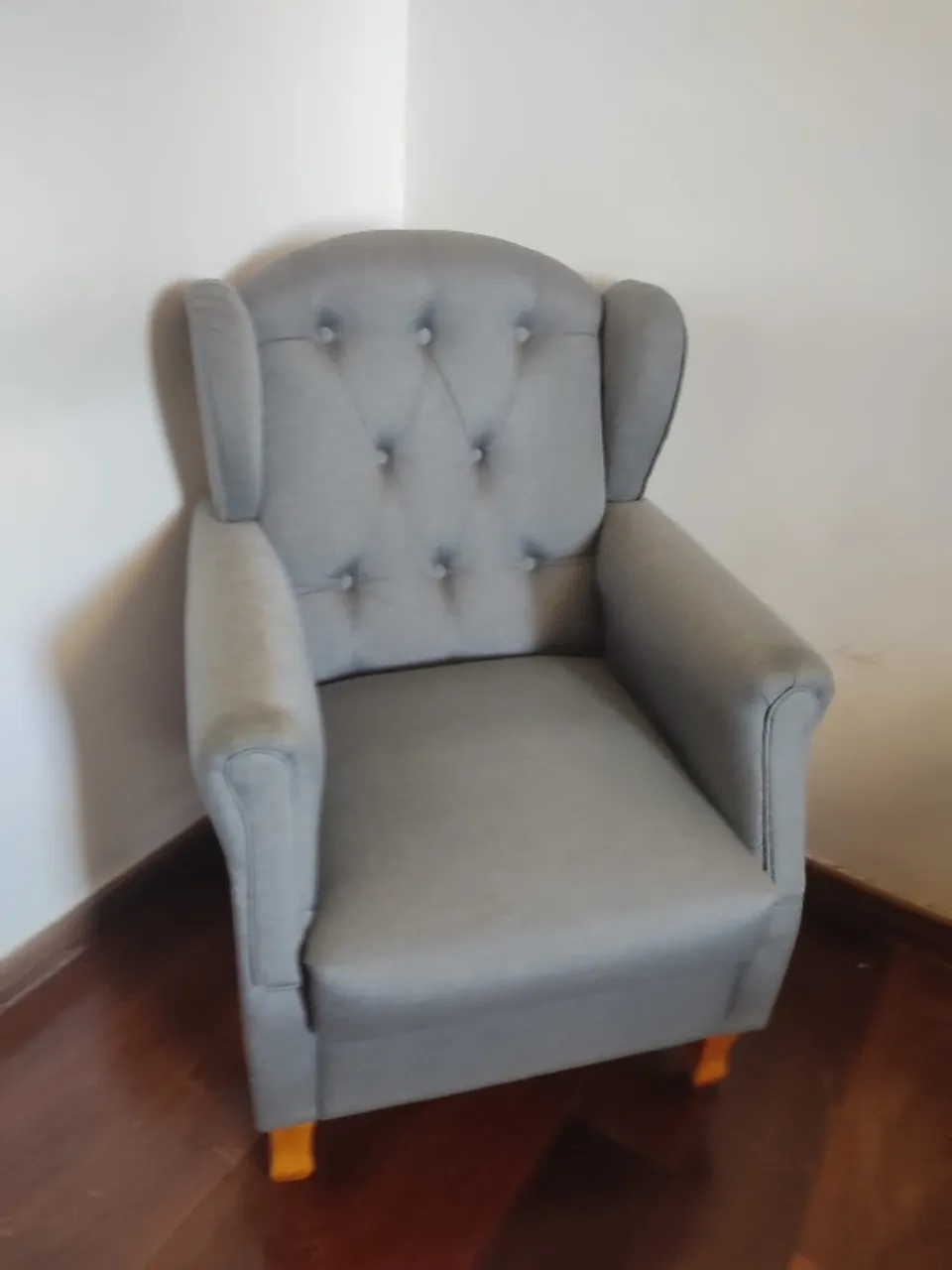 Poltrona Cinza linda! Ideal para amamentação ou cantinho de descanso.