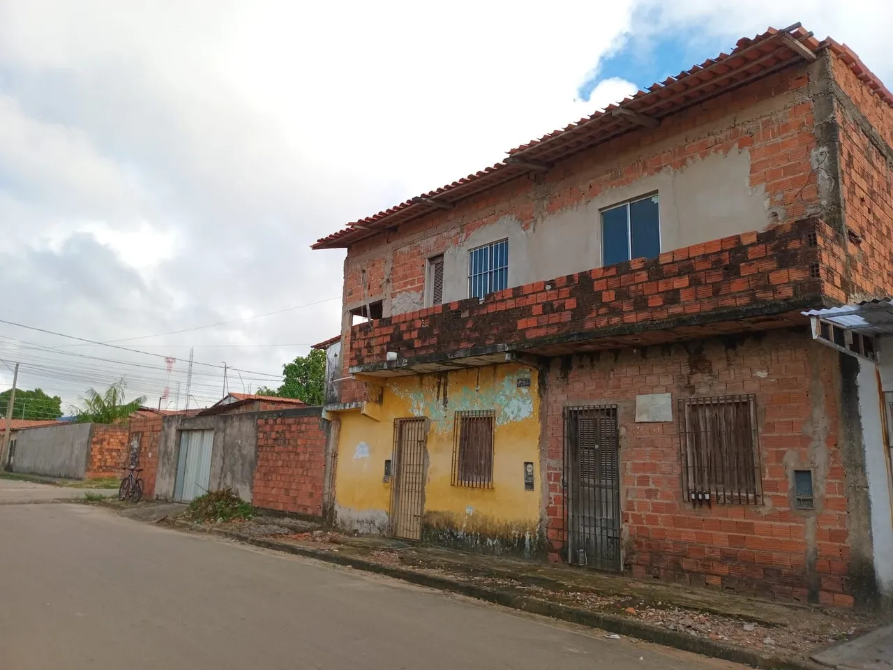 Casa de canto, excelente para investimento.