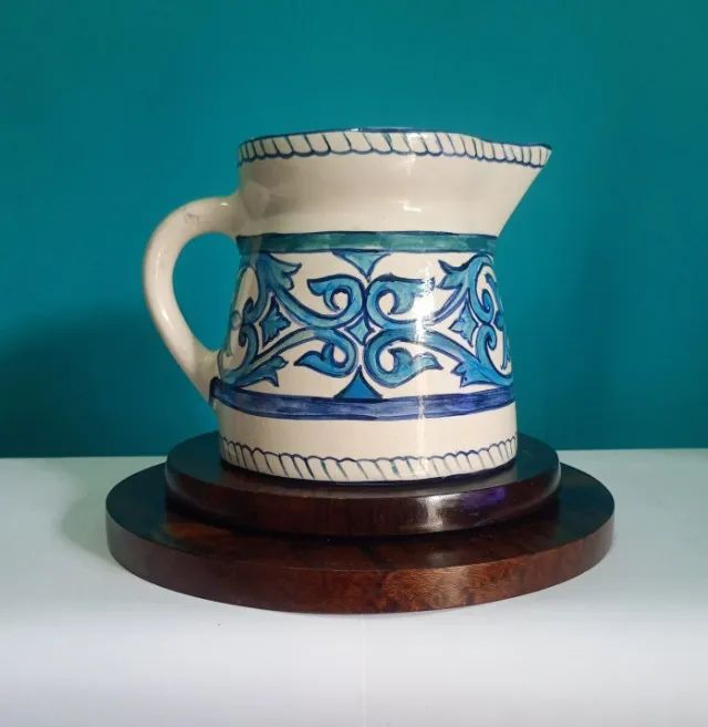 Antiga jarra decorativa em faiança portuguesa