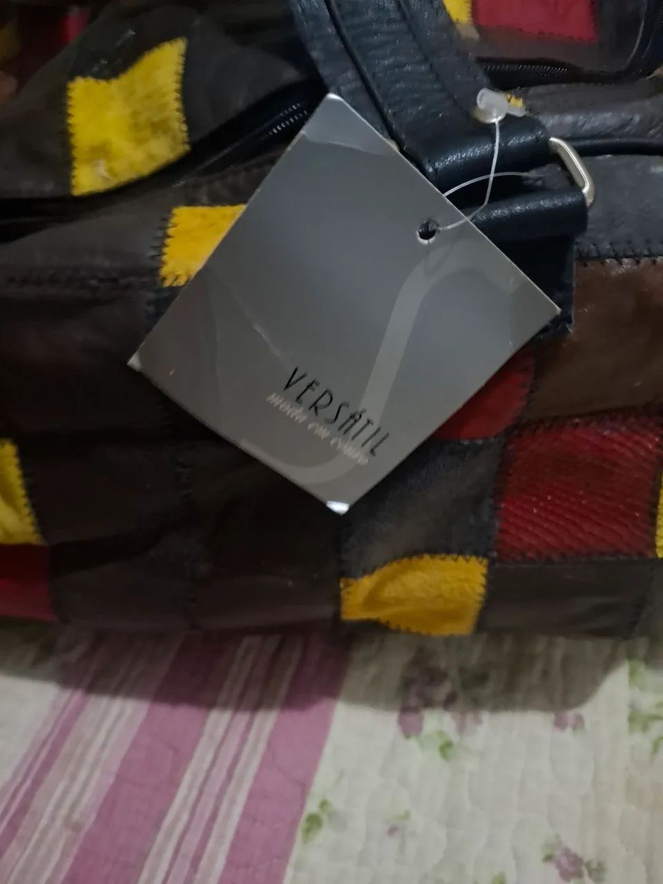 Bolsa em couro quadriculado.  - Foto 4