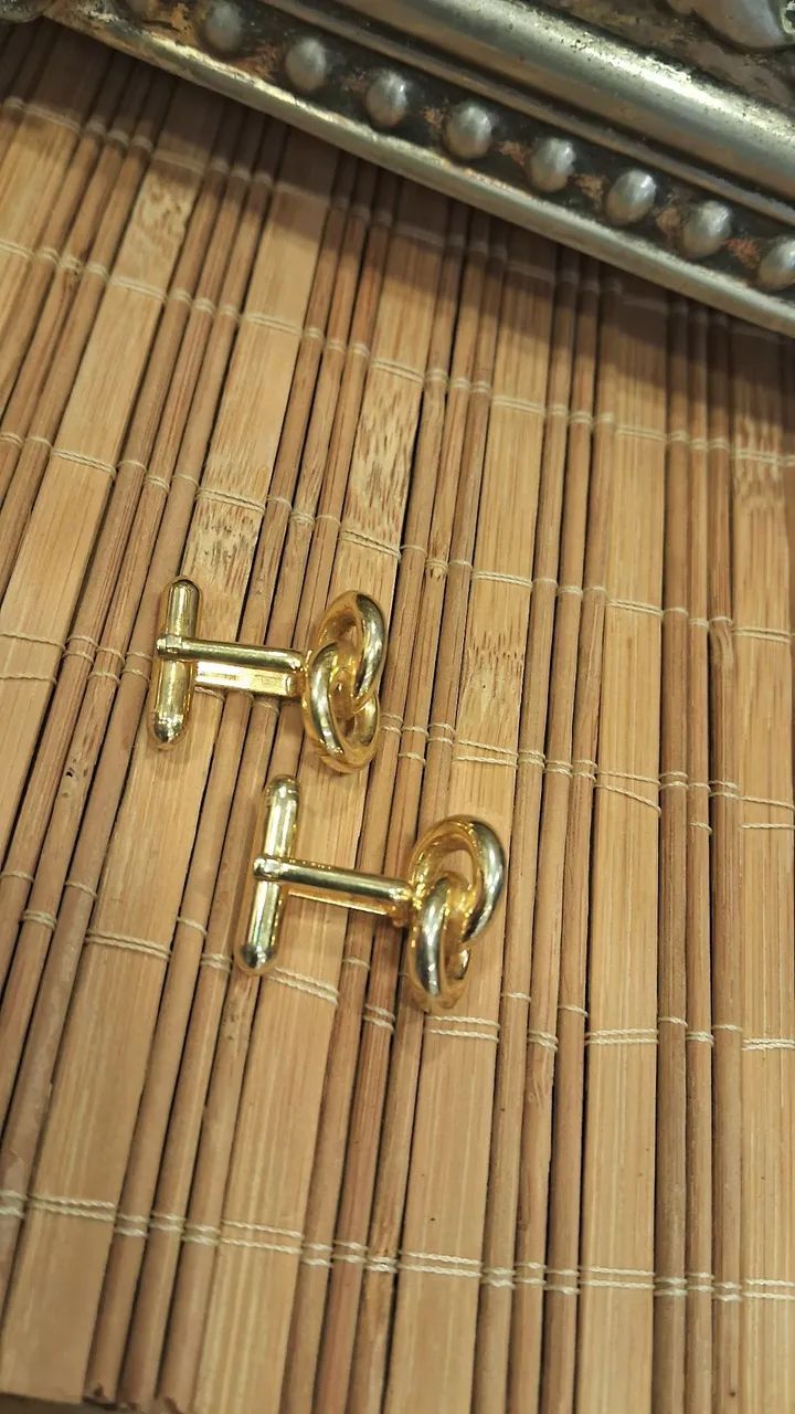 Antigas abotoaduras masculinas douradas, com um design de nó clássico. - Foto 2