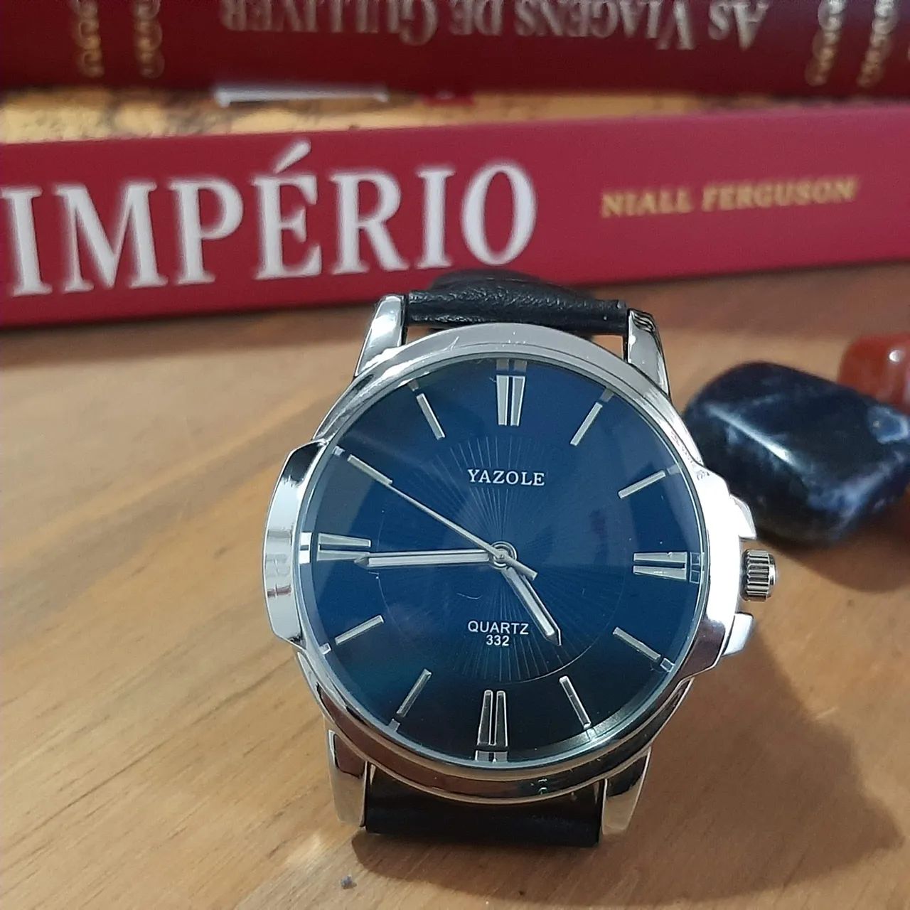 Relógio Yazole. Elegante.