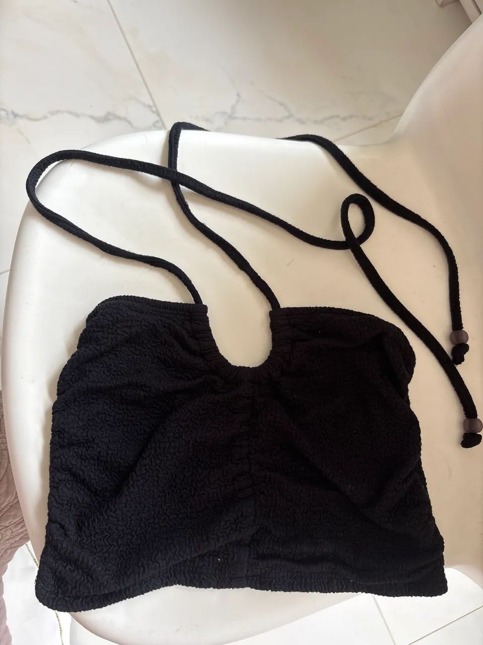 Roupa com diversas amarrações 