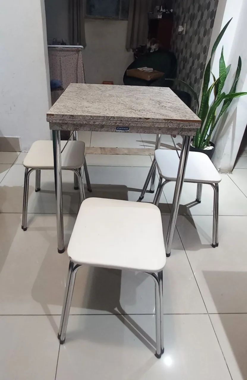 Mesa Retratil com 3 banquinhos  - Foto 2