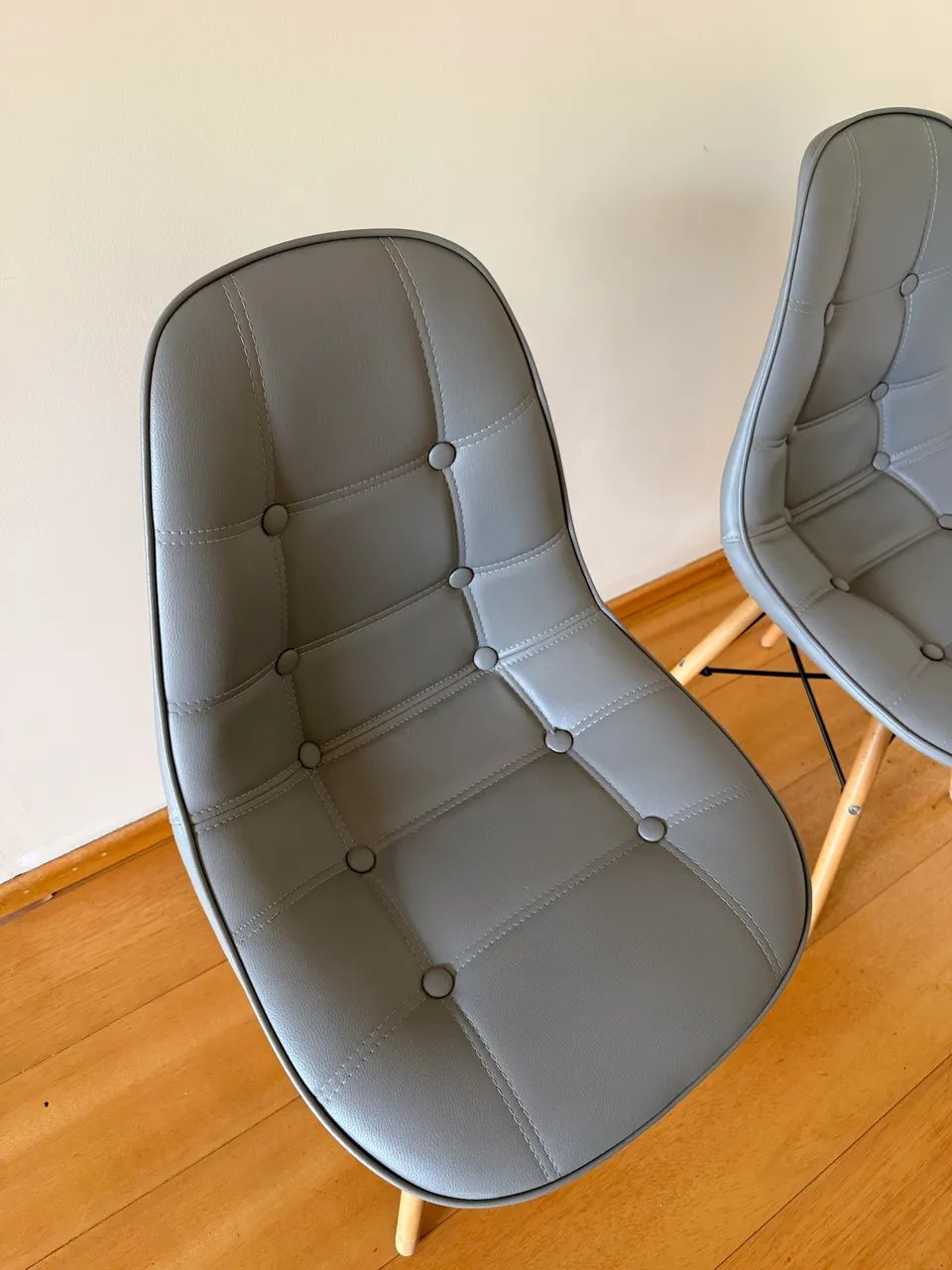 par de cadeiras eames eiffel botonê cinza - Foto 2