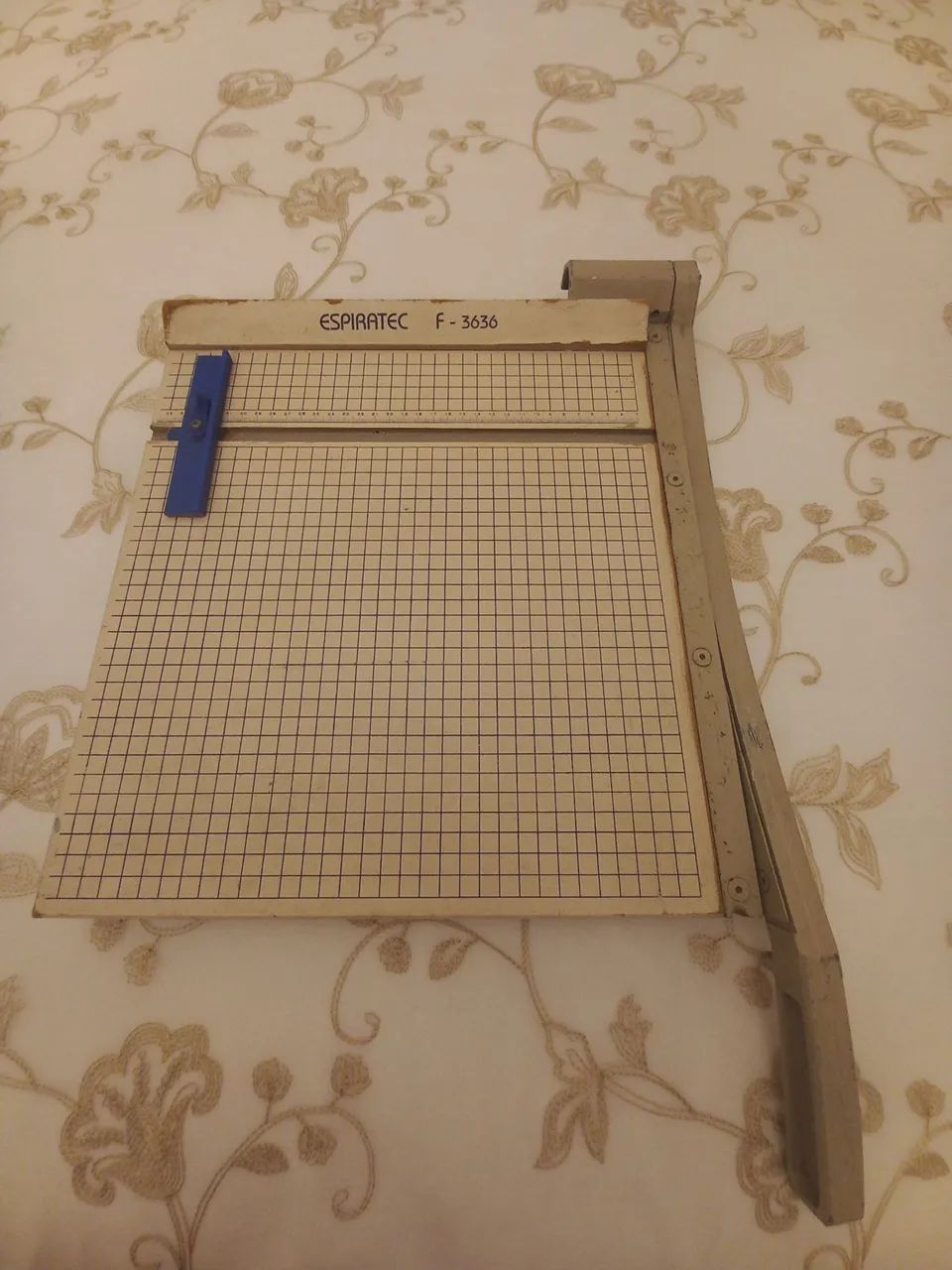 1 A4-format guillotine cutter