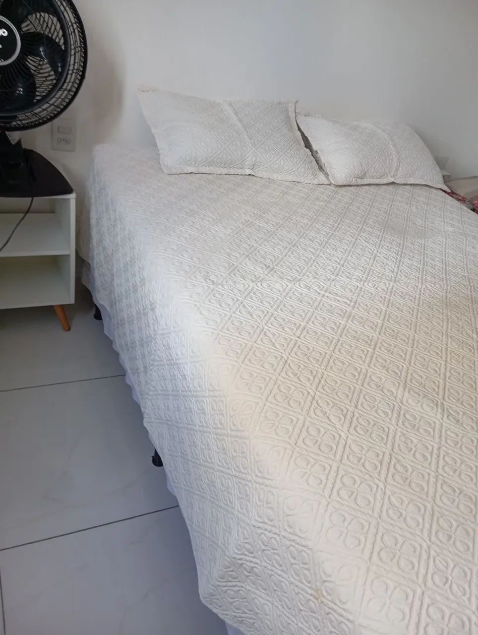 Colcha branca acolchoada de casal com porta travesseiros - Foto 2