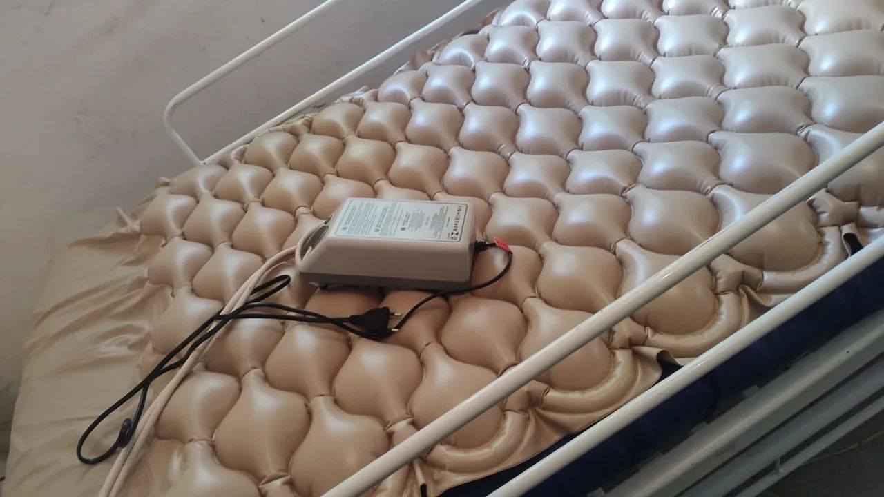 CAMA HOSPITALAR MANUAL COMPLETA COM COLCHAO PNEUMATICO E BOMBA - Foto 3