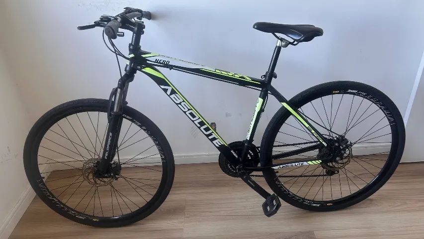 Bicicleta Absolute aro 29, preta e verde, excelente estado e pronta para rodar!