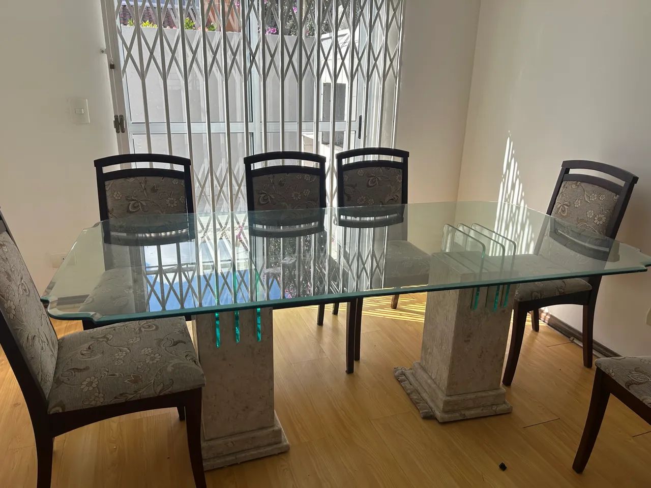 Mesa com tampo em vidro 8mm e 08 cadeiras  - Foto 4