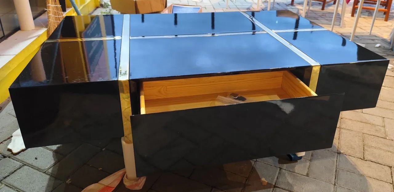Mesa de centro preta laqueada com gaveta e pés de metal  - Foto 5