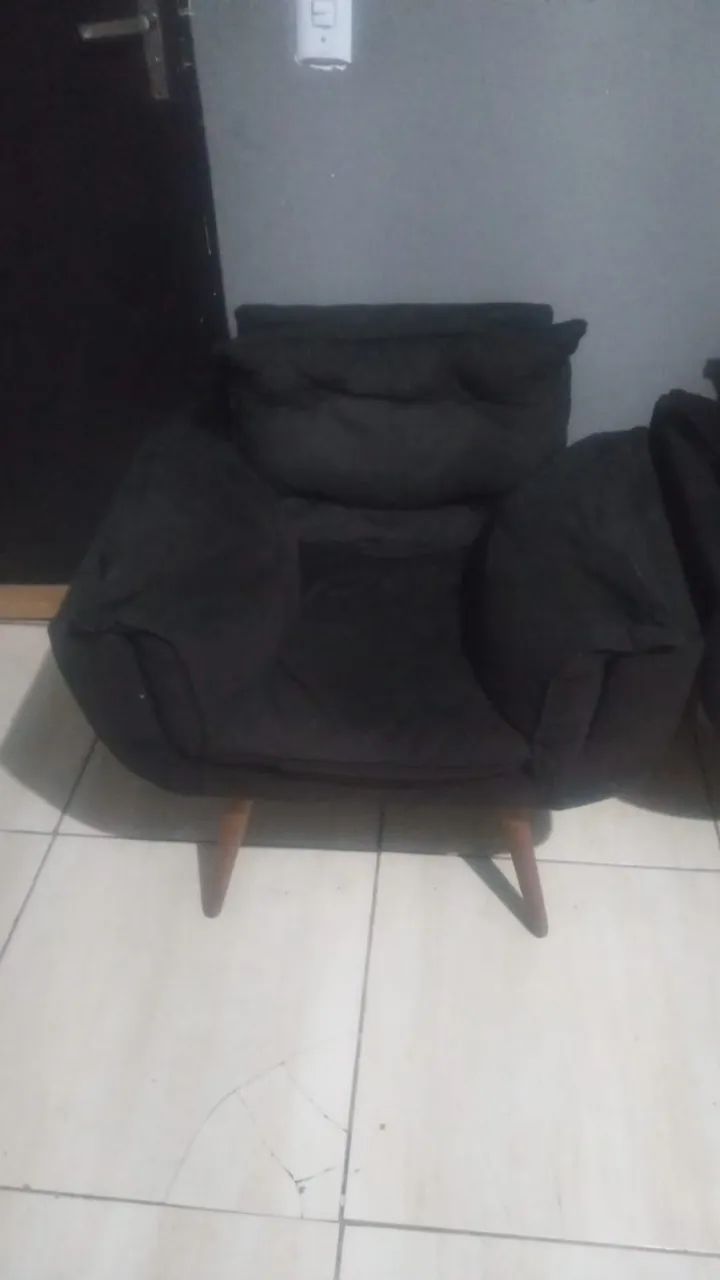 2 Poltronas Tecido Preto Pés de Madeira - Foto 2